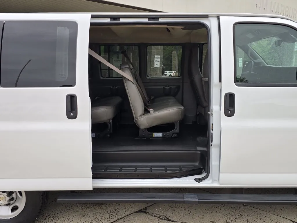 Chevrolet Express photo 14