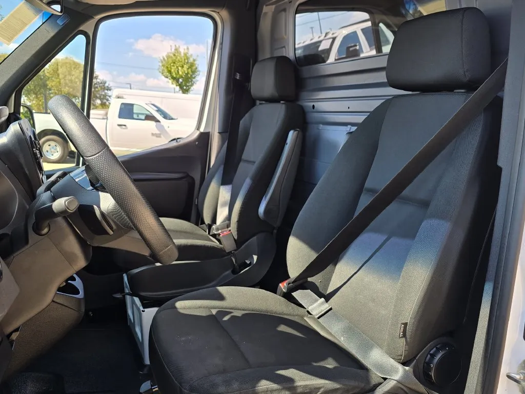 Mercedes-Benz Sprinter photo 29