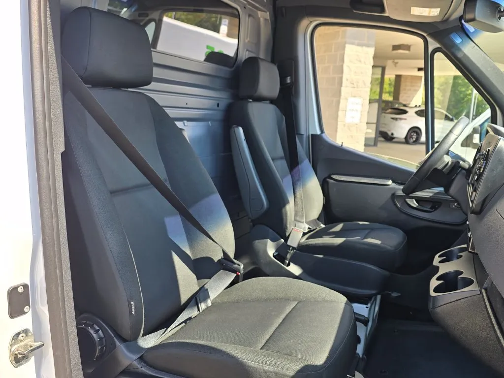 Mercedes-Benz Sprinter photo 23