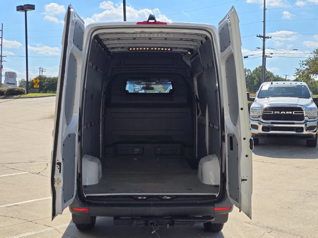 Mercedes-Benz Sprinter photo 13