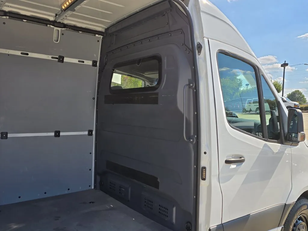Mercedes-Benz Sprinter photo 19