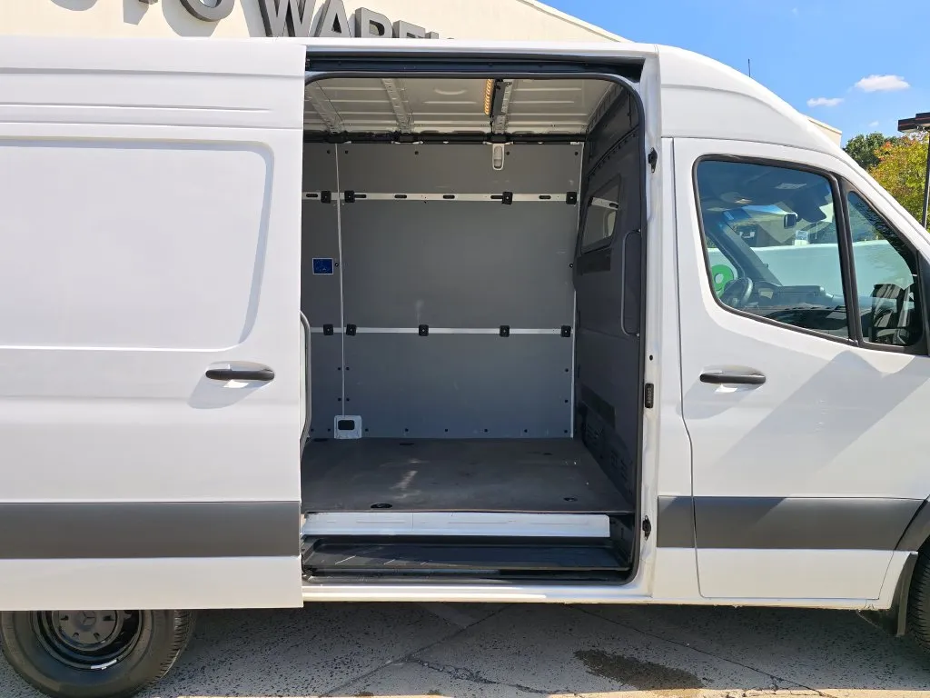Mercedes-Benz Sprinter photo 18