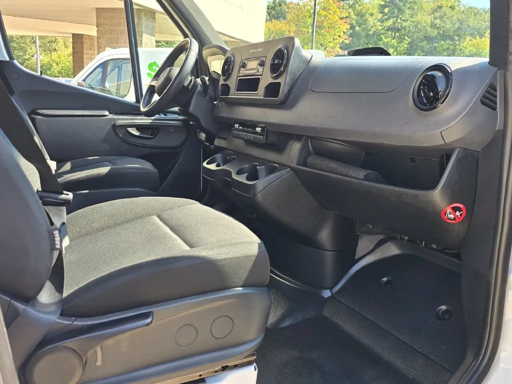 Mercedes-Benz Sprinter photo 22