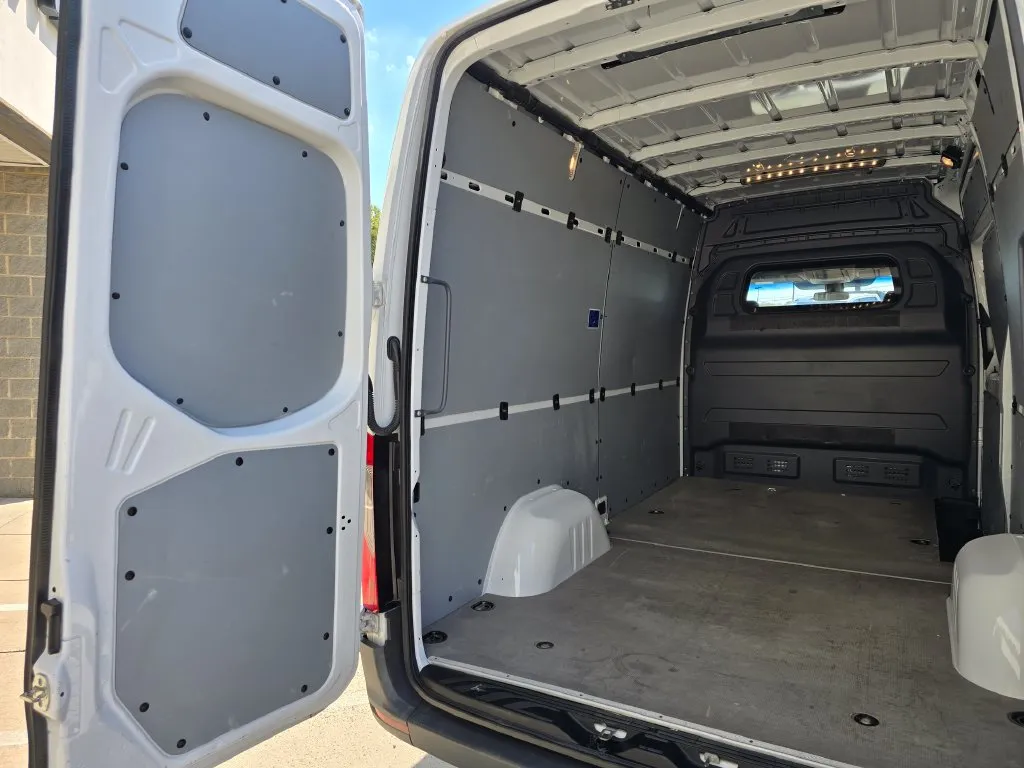 Mercedes-Benz Sprinter photo 14