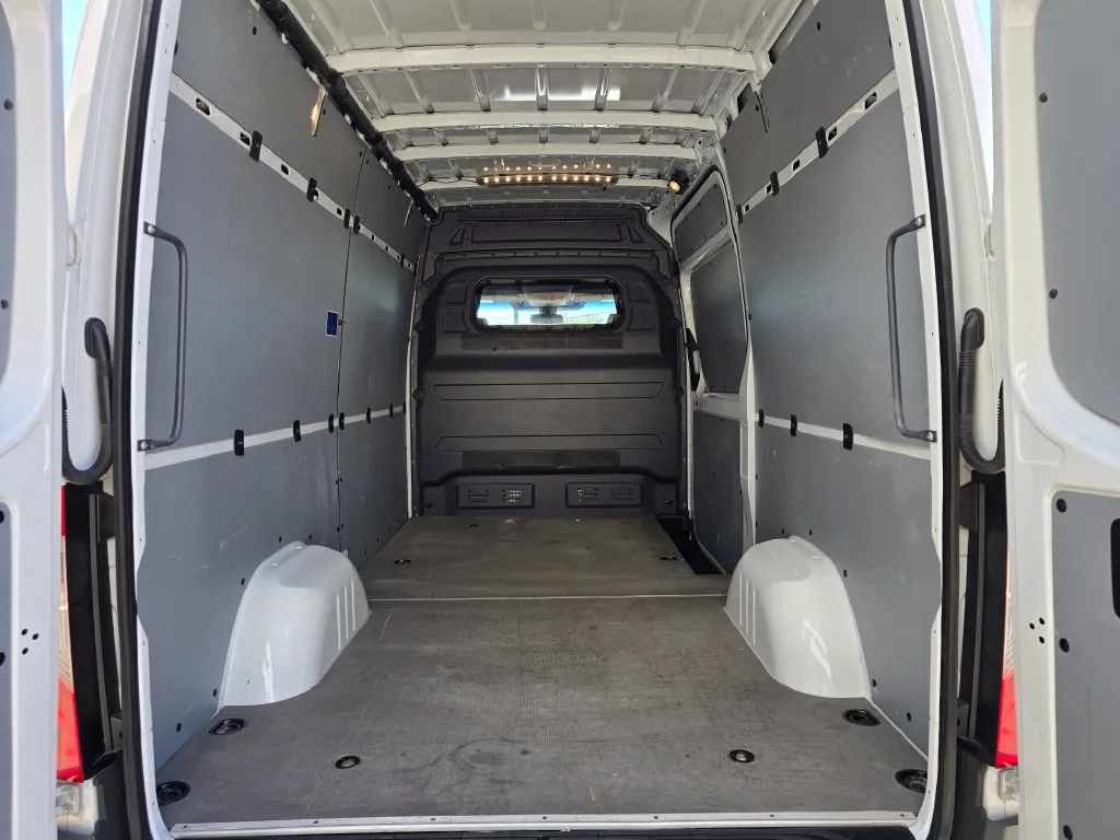 Mercedes-Benz Sprinter photo 15