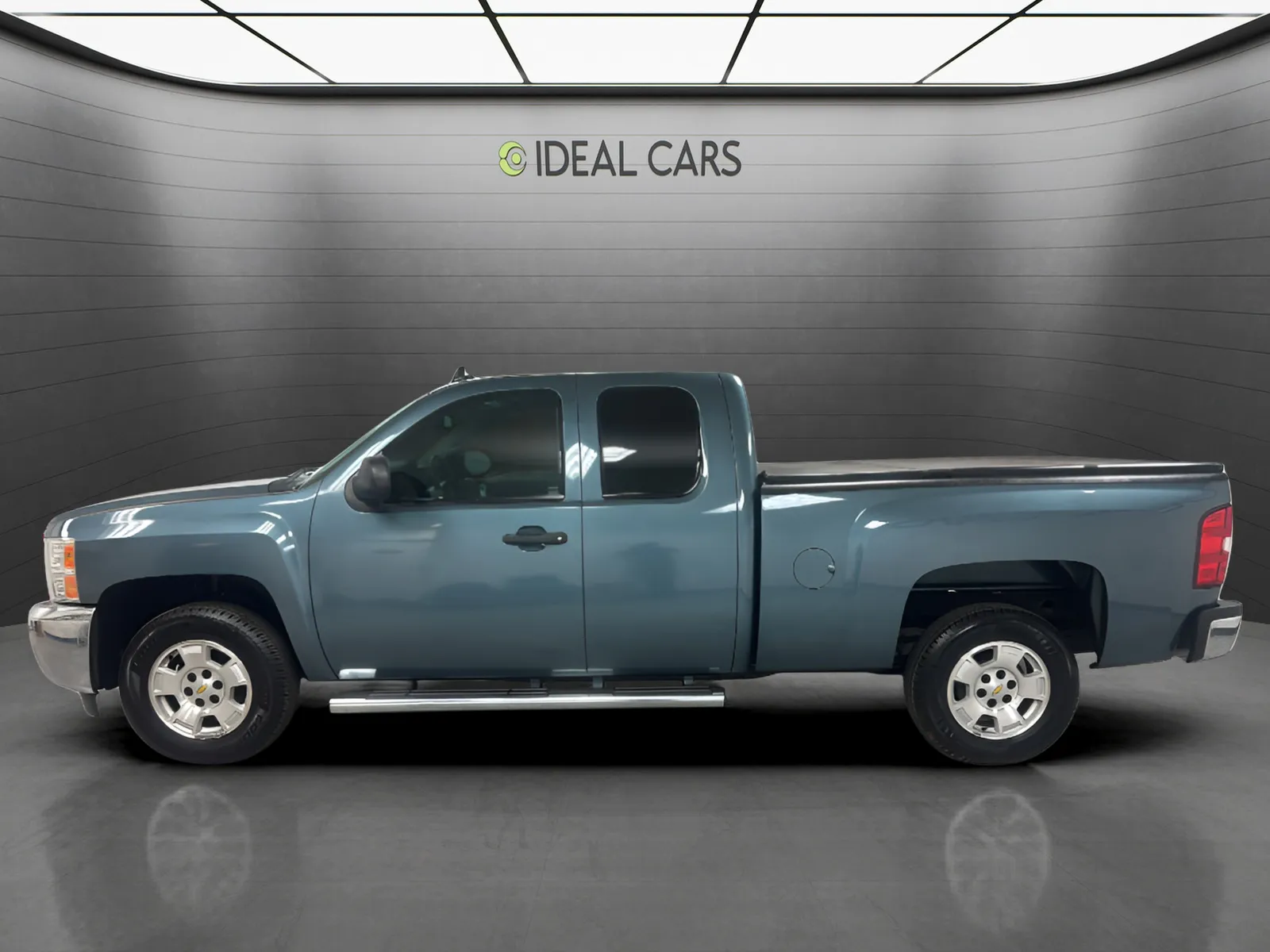 Chevrolet Silverado photo 2