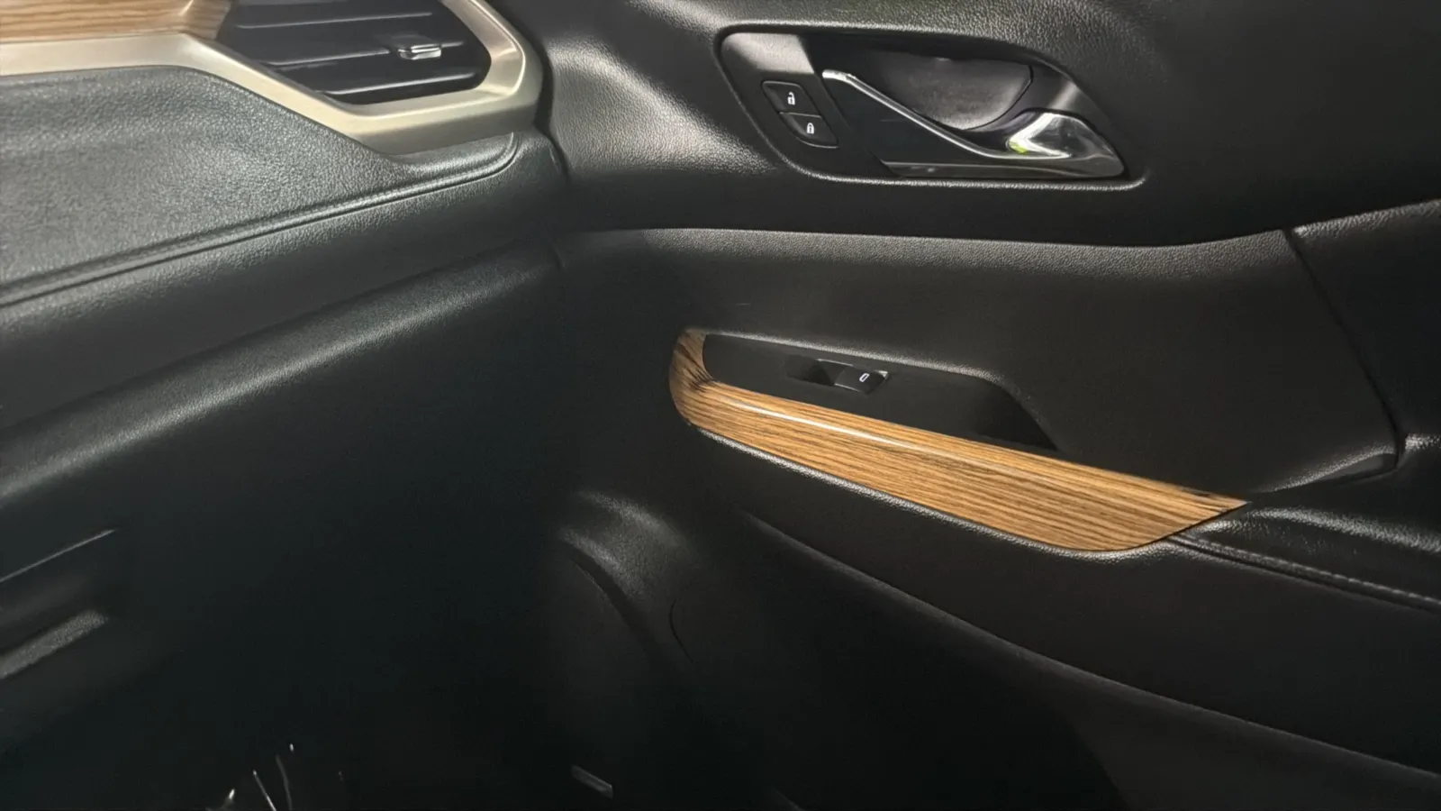 GMC Acadia photo 16