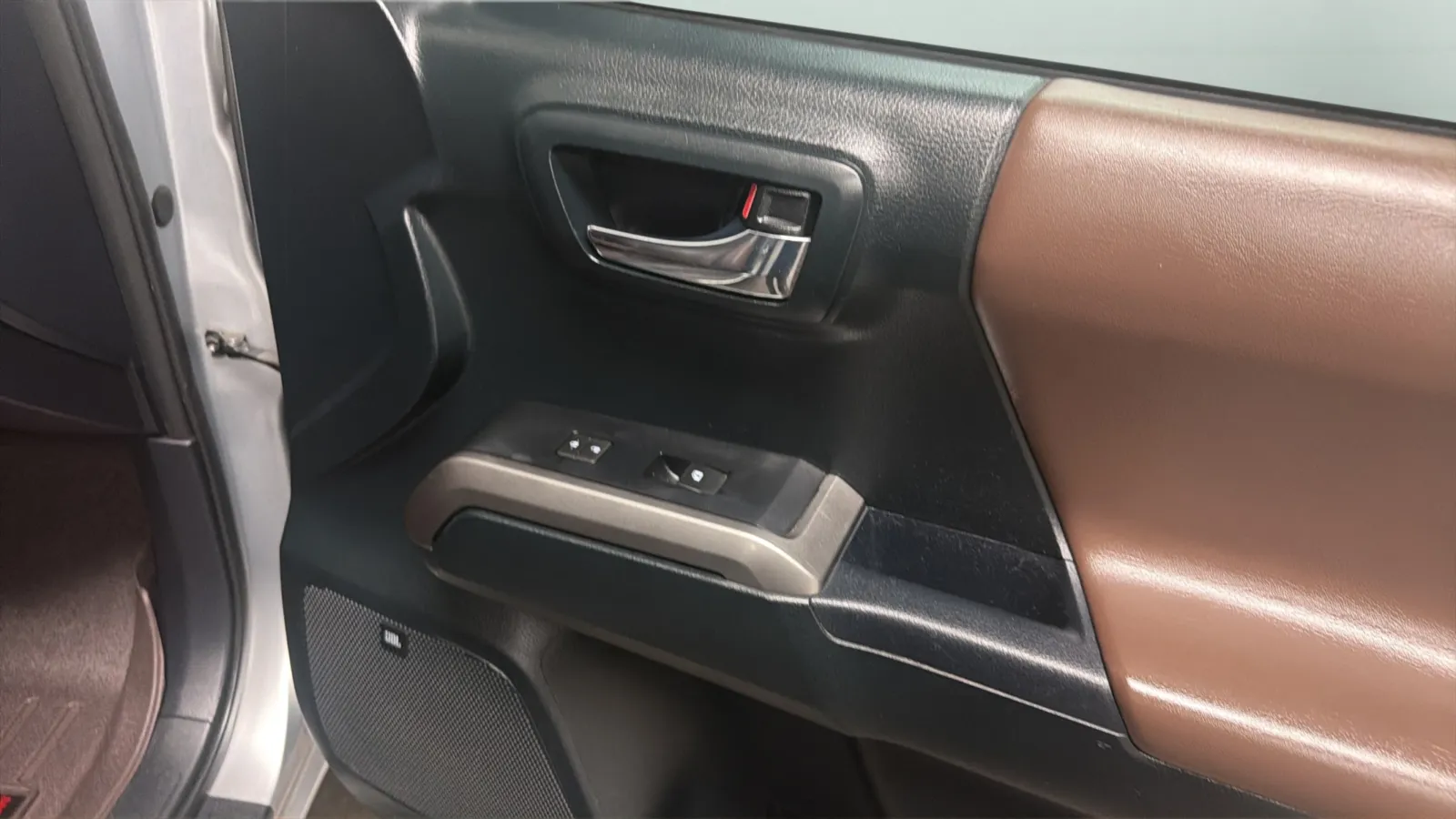 Toyota Tacoma photo 18