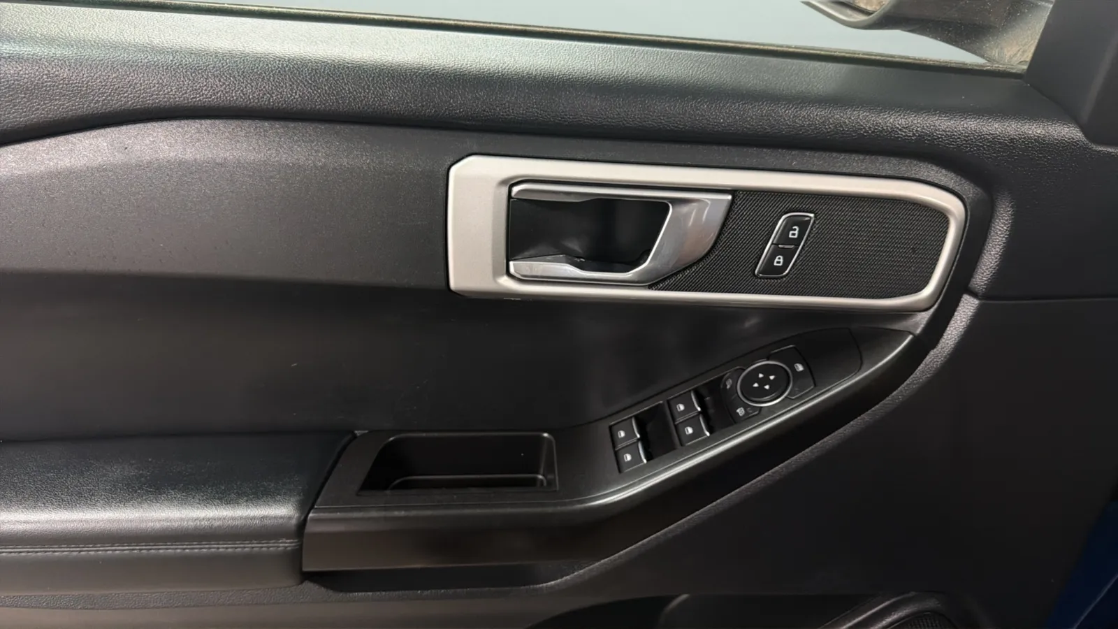 Ford Explorer photo 16