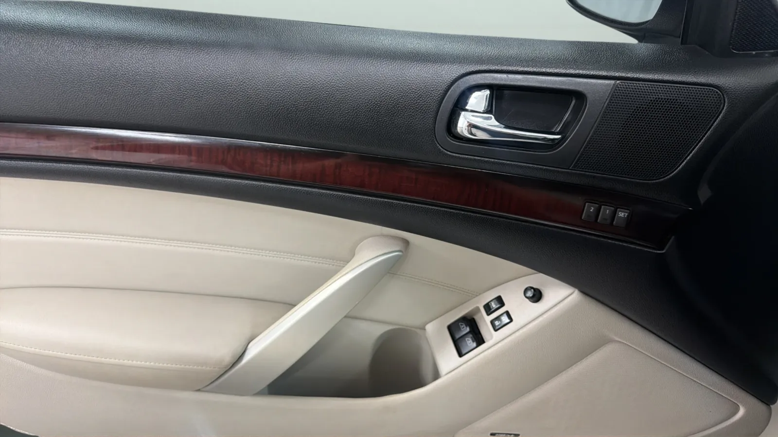 Infiniti G37 photo 17
