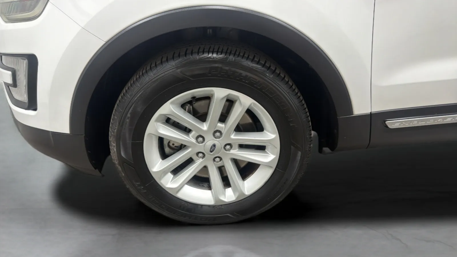 Ford Explorer photo 29