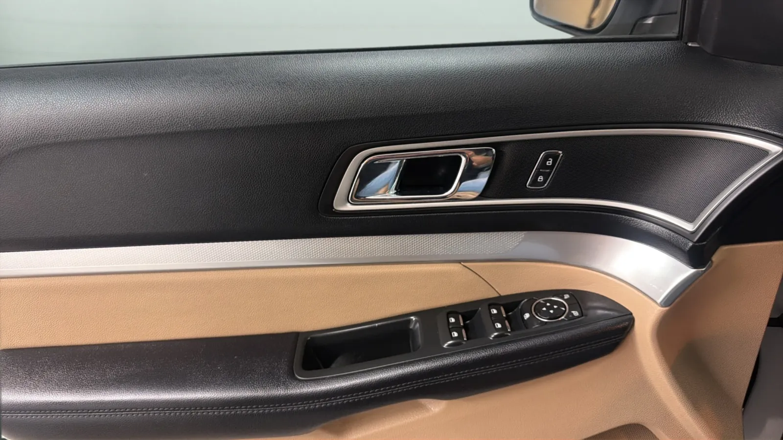 Ford Explorer photo 18