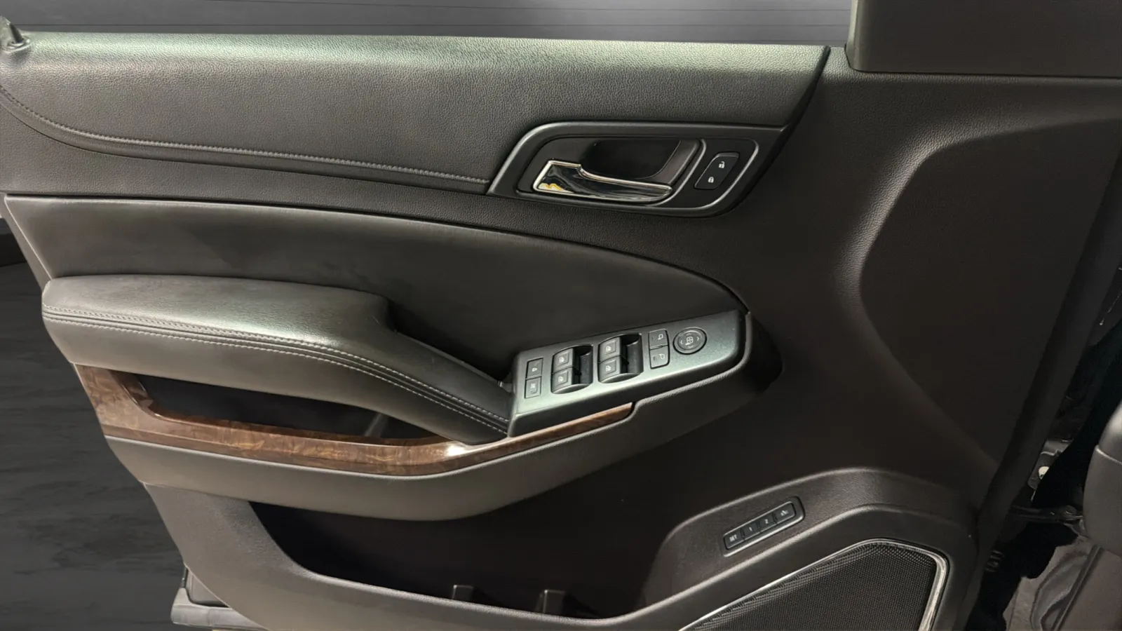 Chevrolet Suburban photo 17