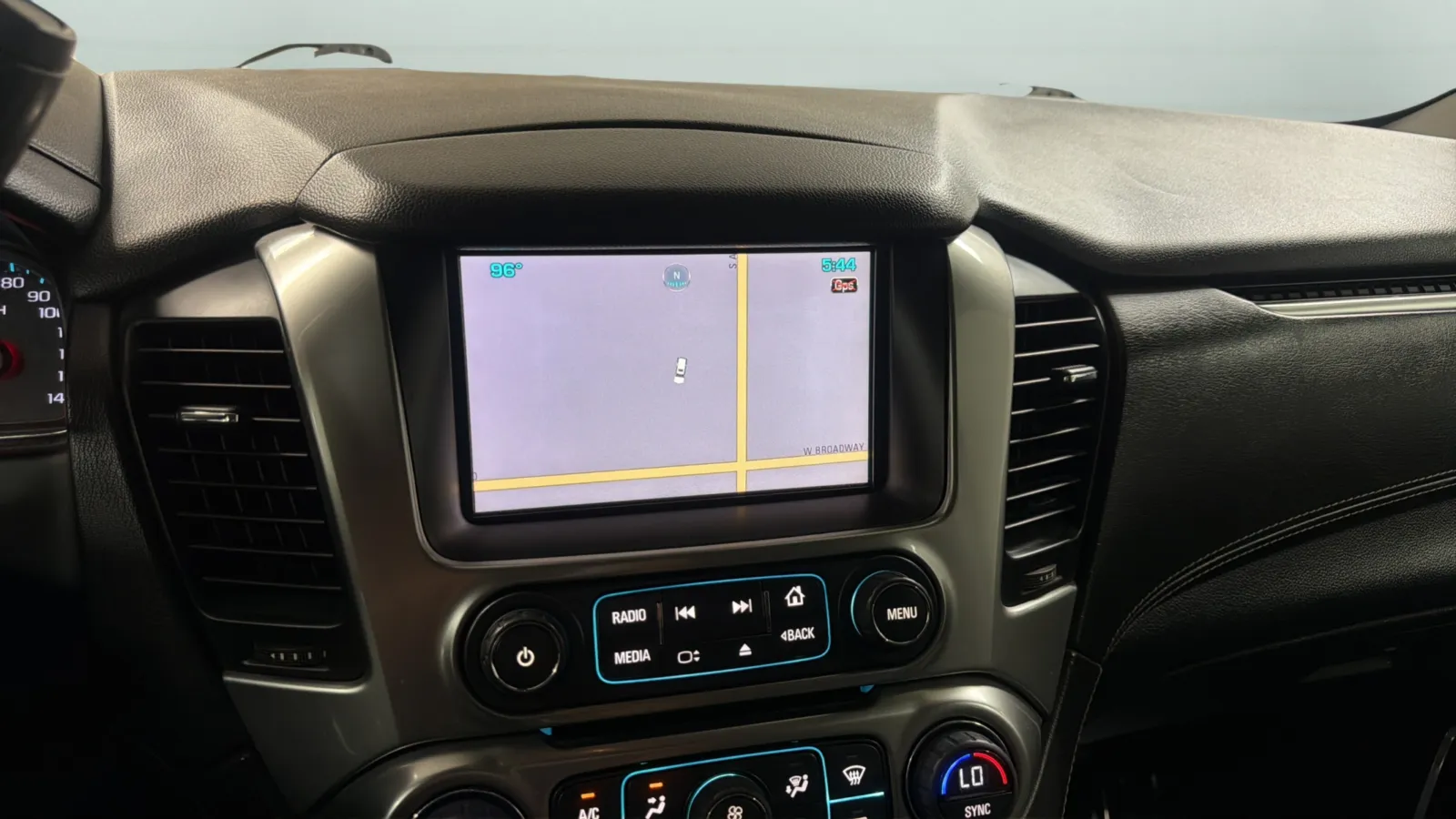Chevrolet Suburban photo 14