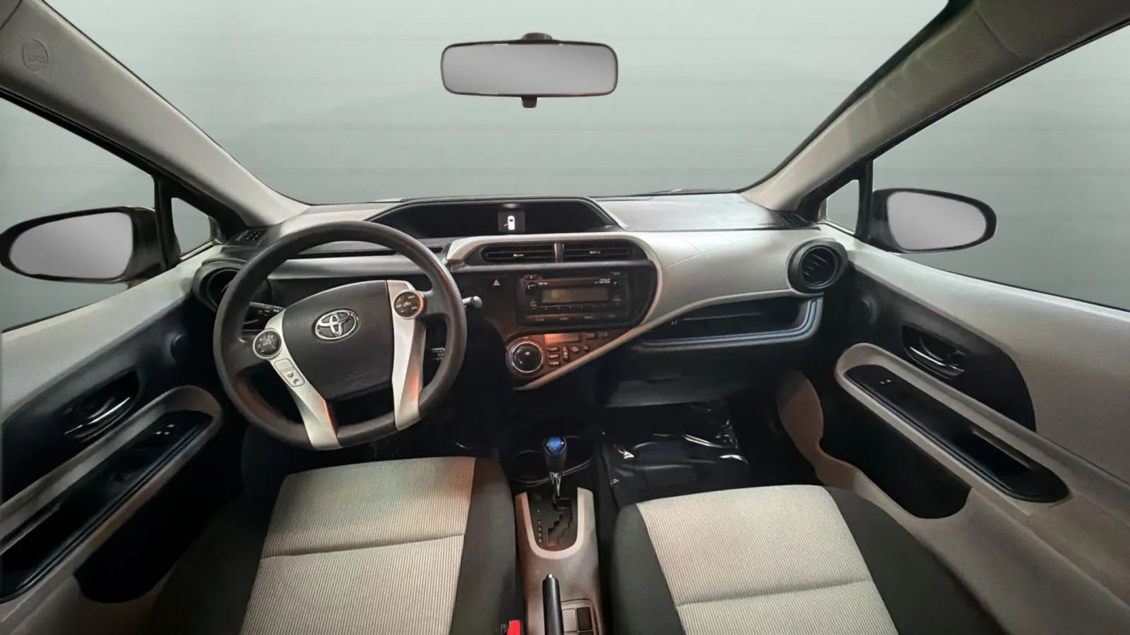 Toyota Prius C photo 9