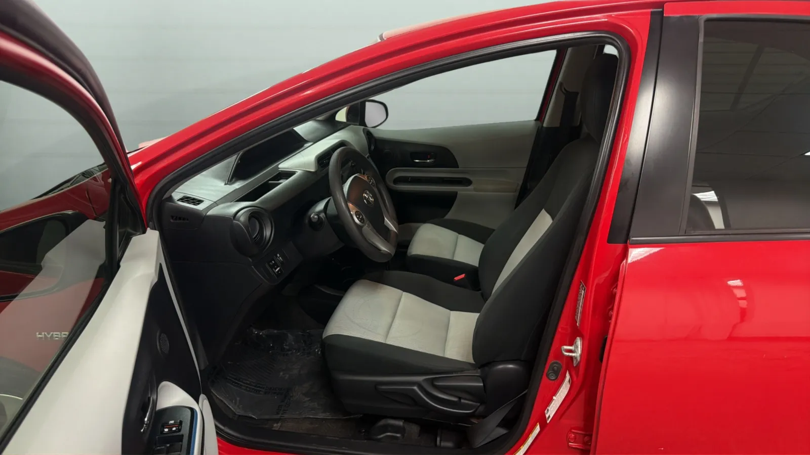 Toyota Prius C photo 16