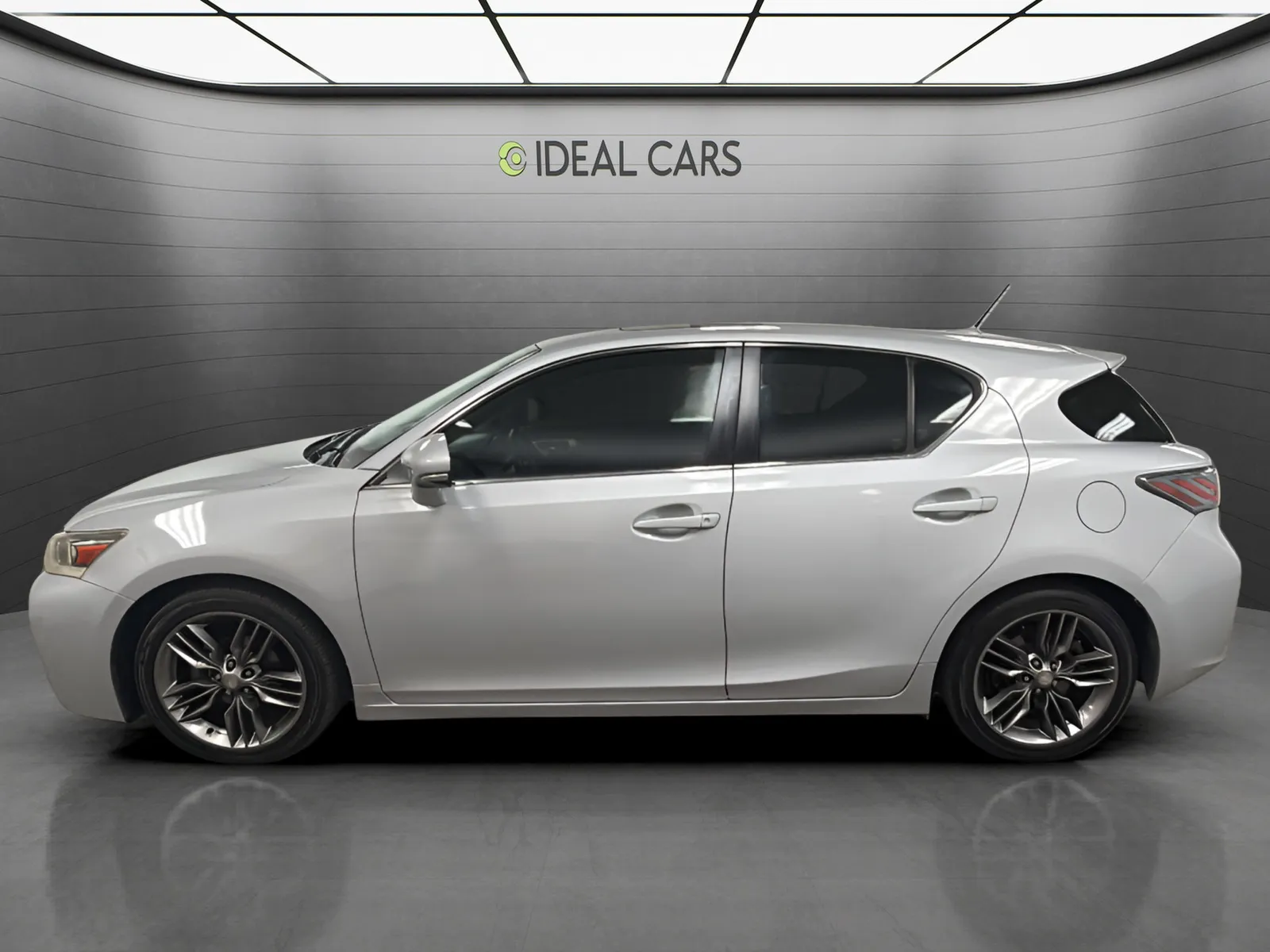Lexus CT photo 2