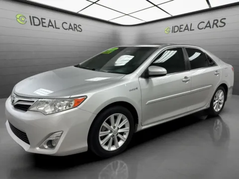 Silver 2013 Toyota Camry Hybrid XLE for sale in Apache Junction, AZ