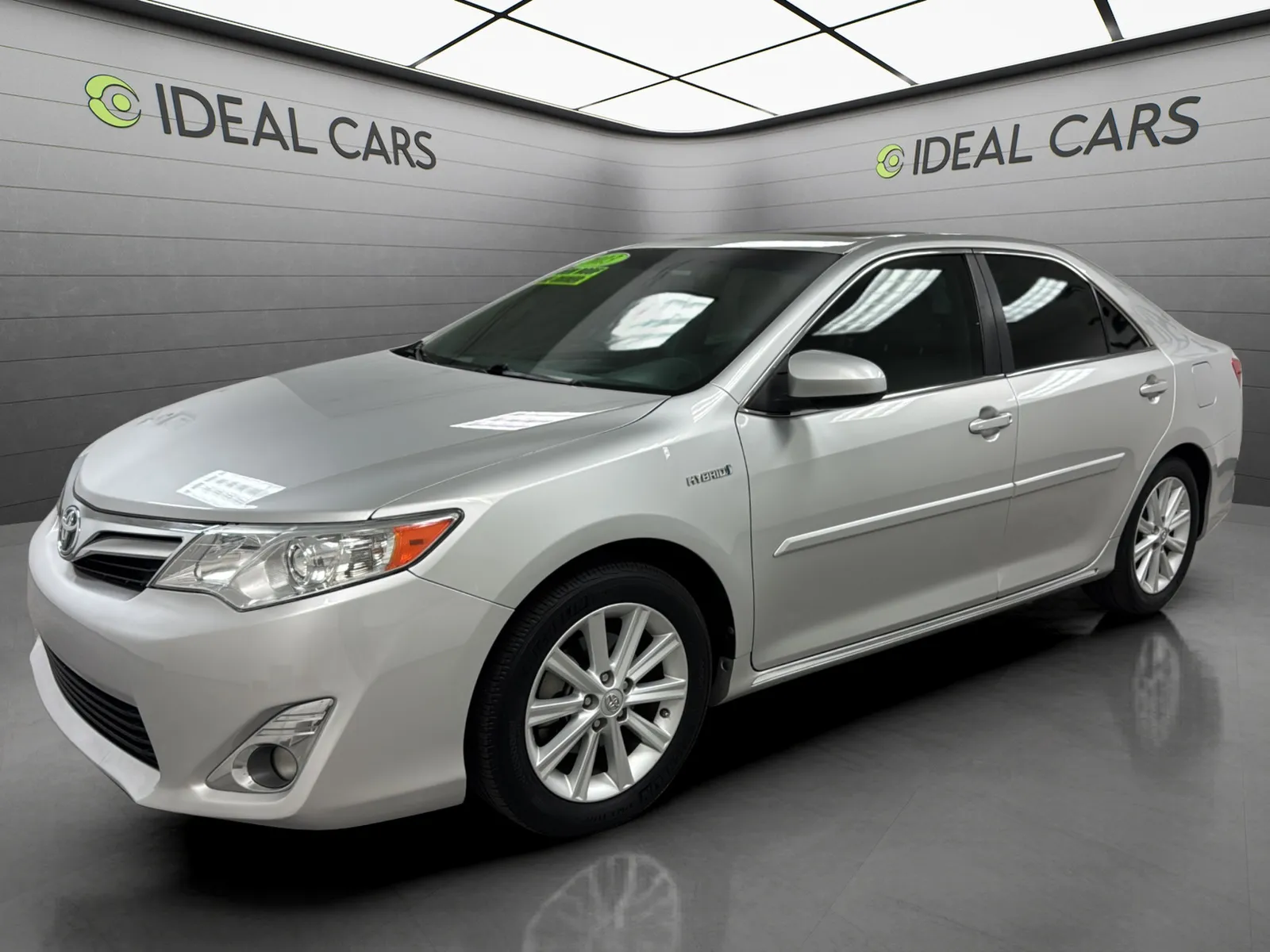 Silver 2013 Toyota Camry Hybrid XLE for sale in Apache Junction, AZ