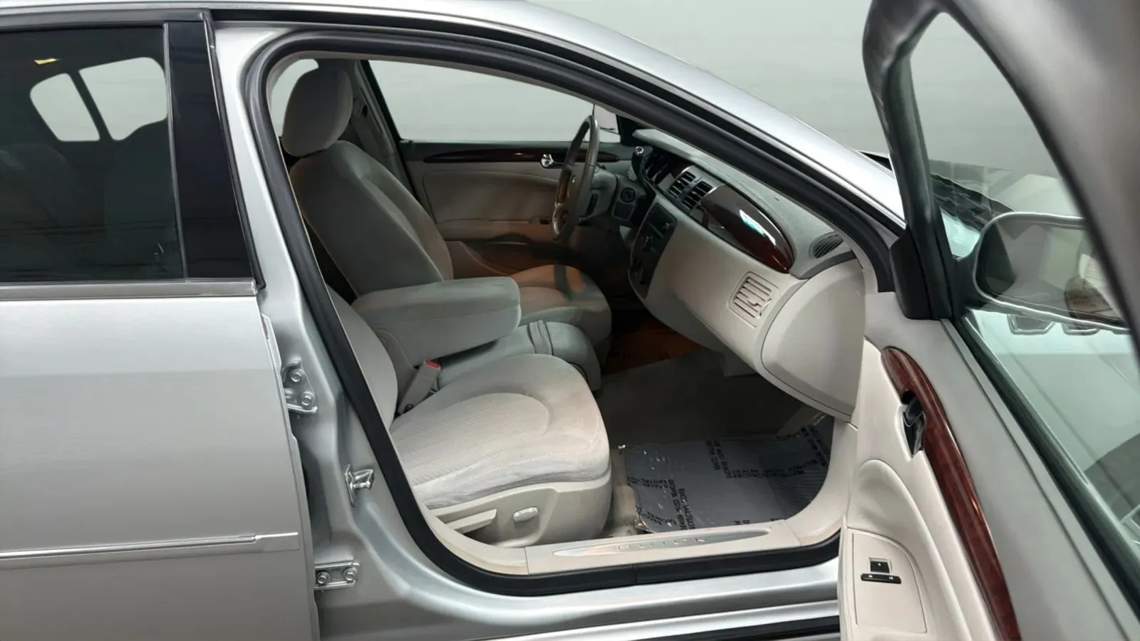 Buick Lucerne photo 19