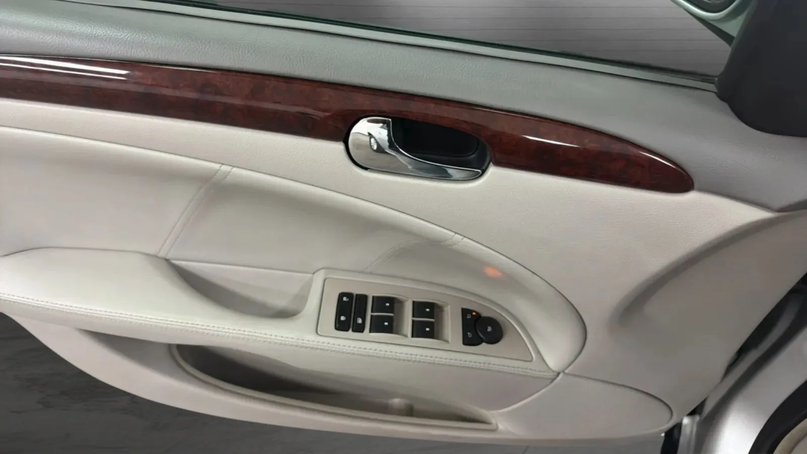 Buick Lucerne photo 22