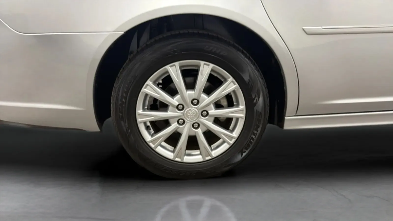 Buick Lucerne photo 23