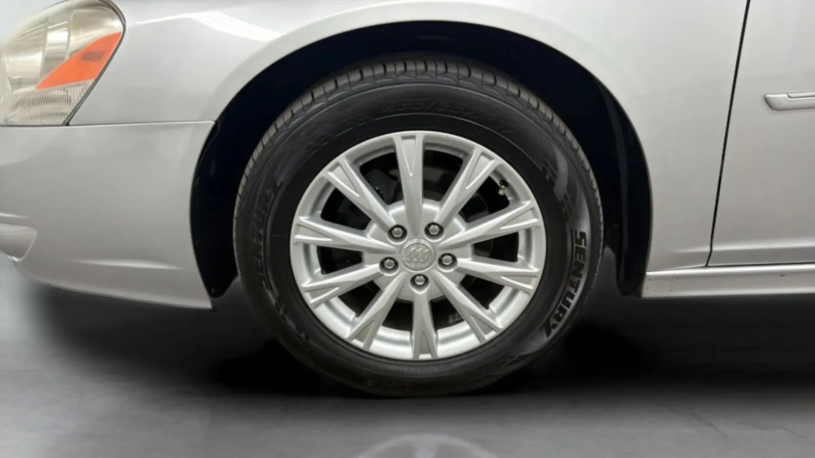 Buick Lucerne photo 24
