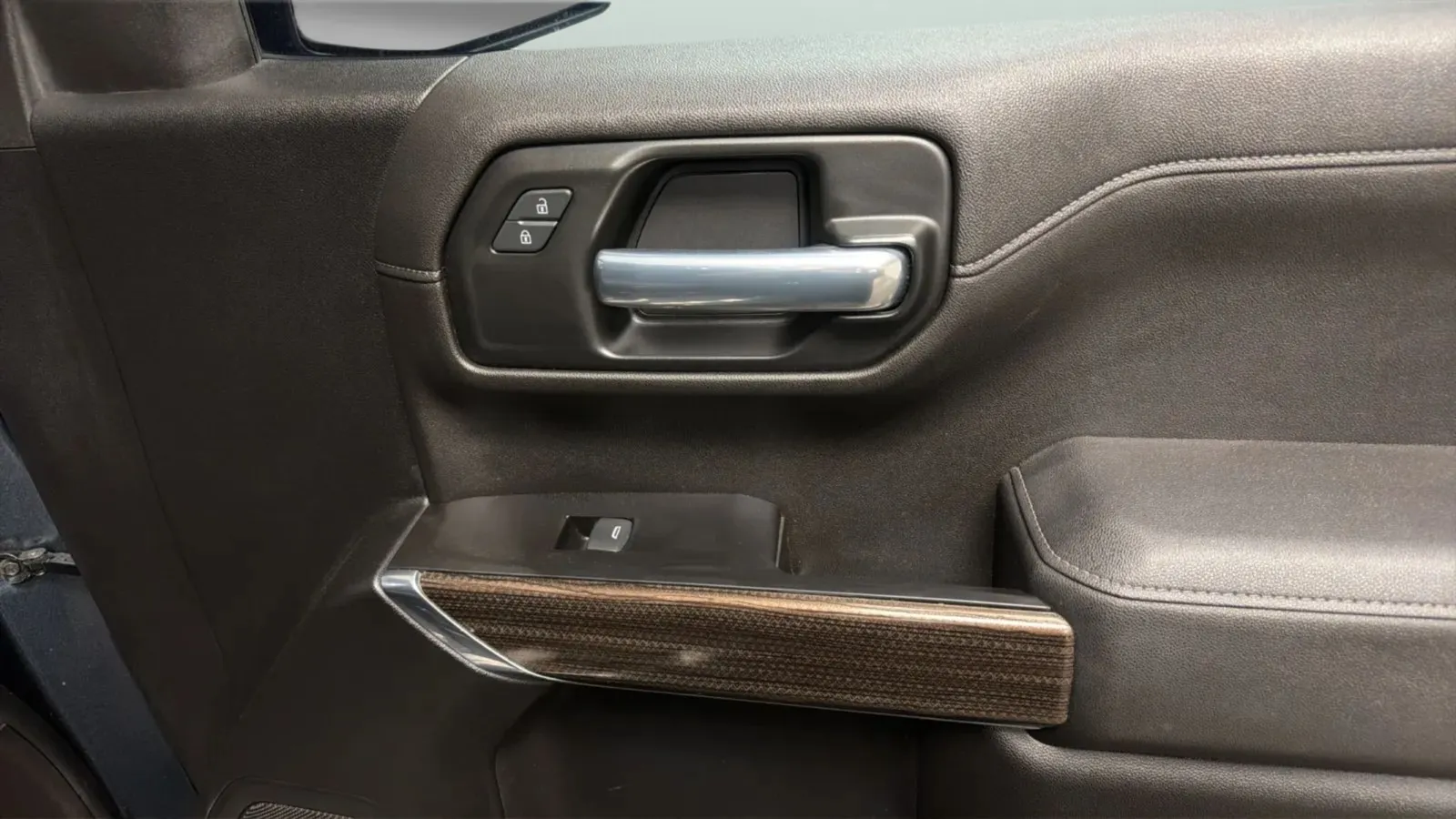 Chevrolet Silverado photo 17