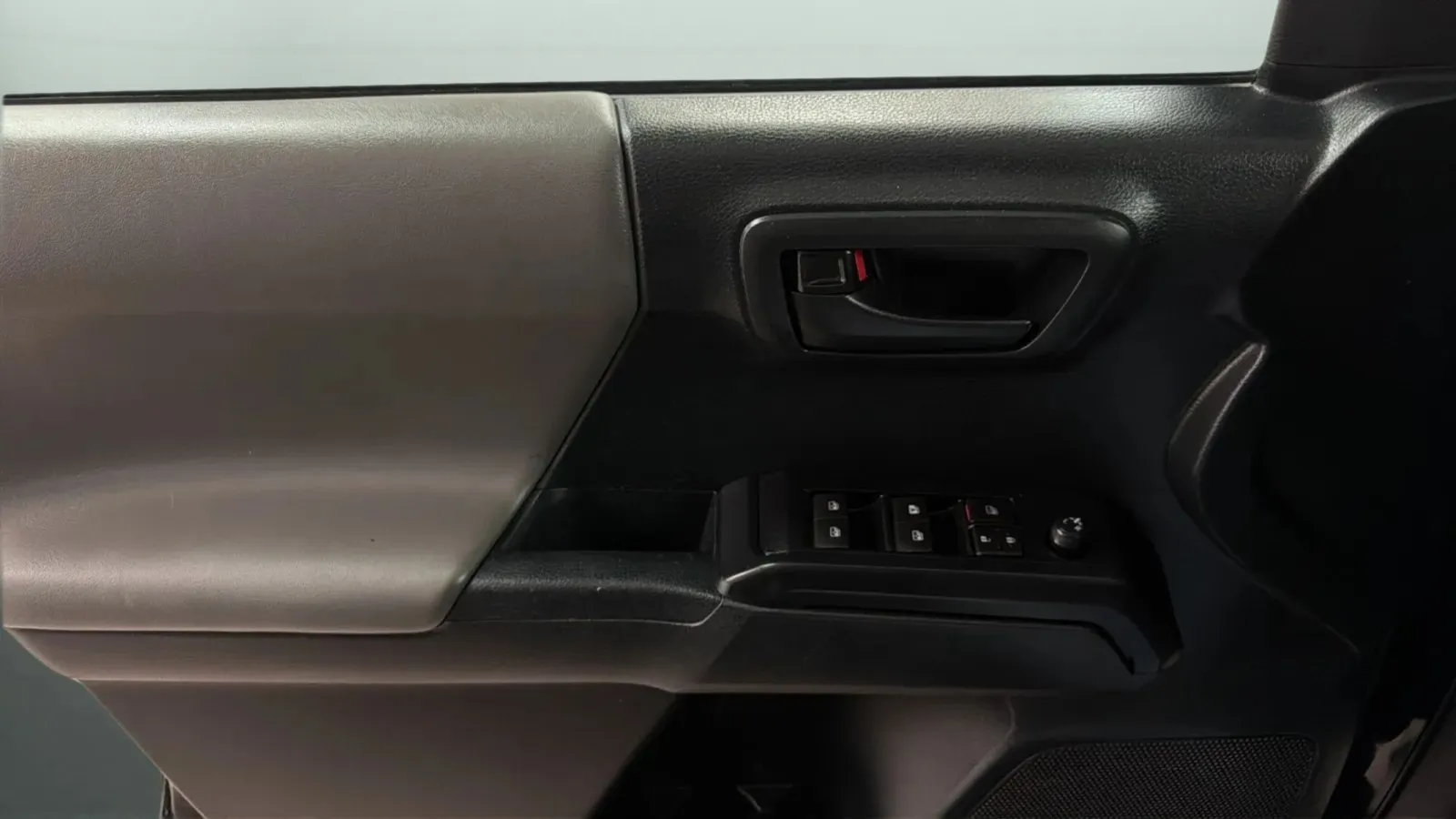 Toyota Tacoma photo 16