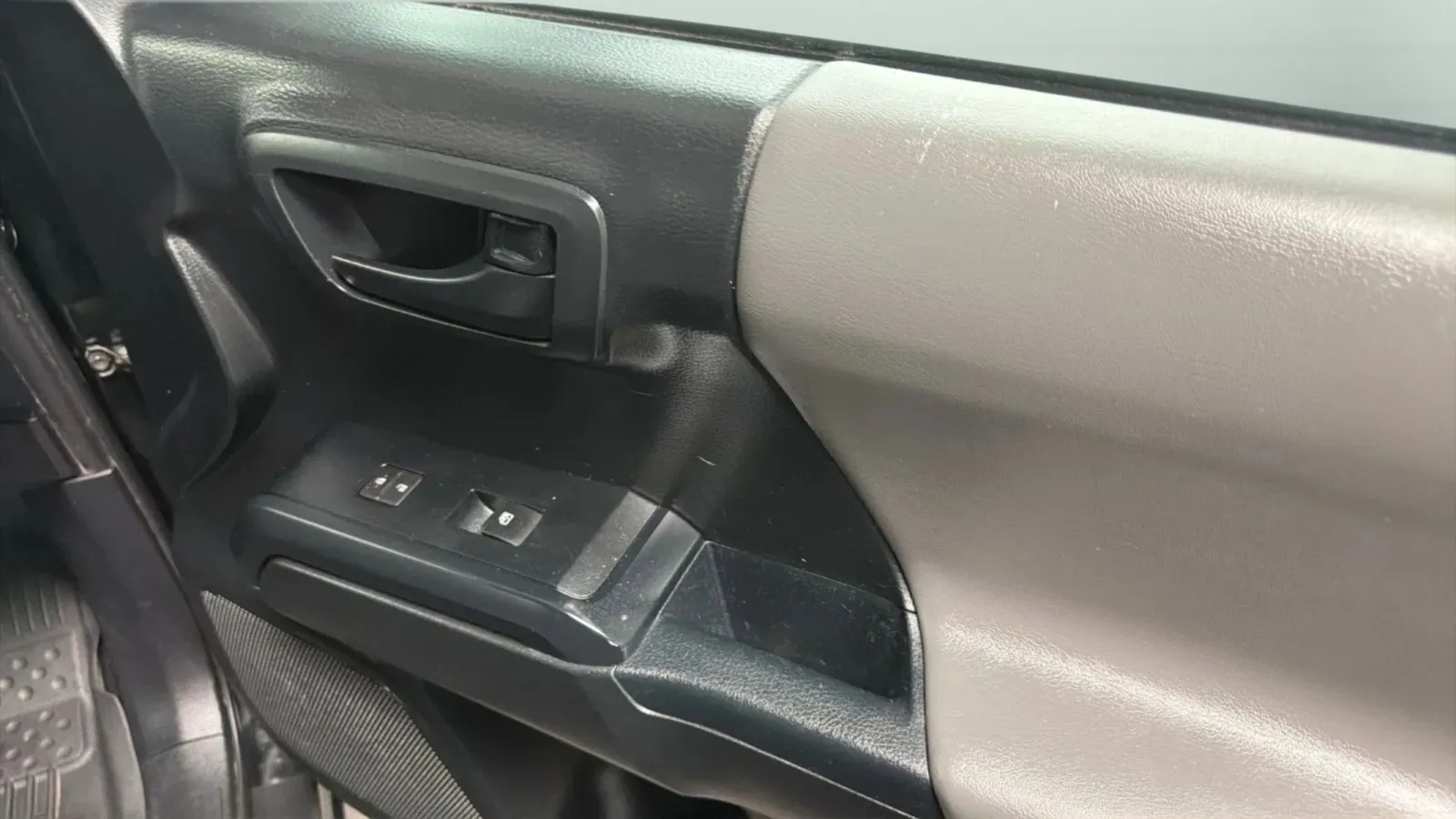 Toyota Tacoma photo 17