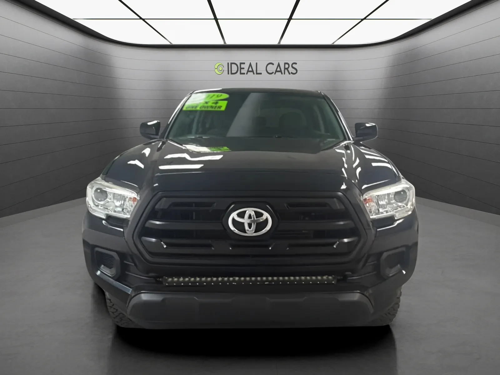 Toyota Tacoma photo 2