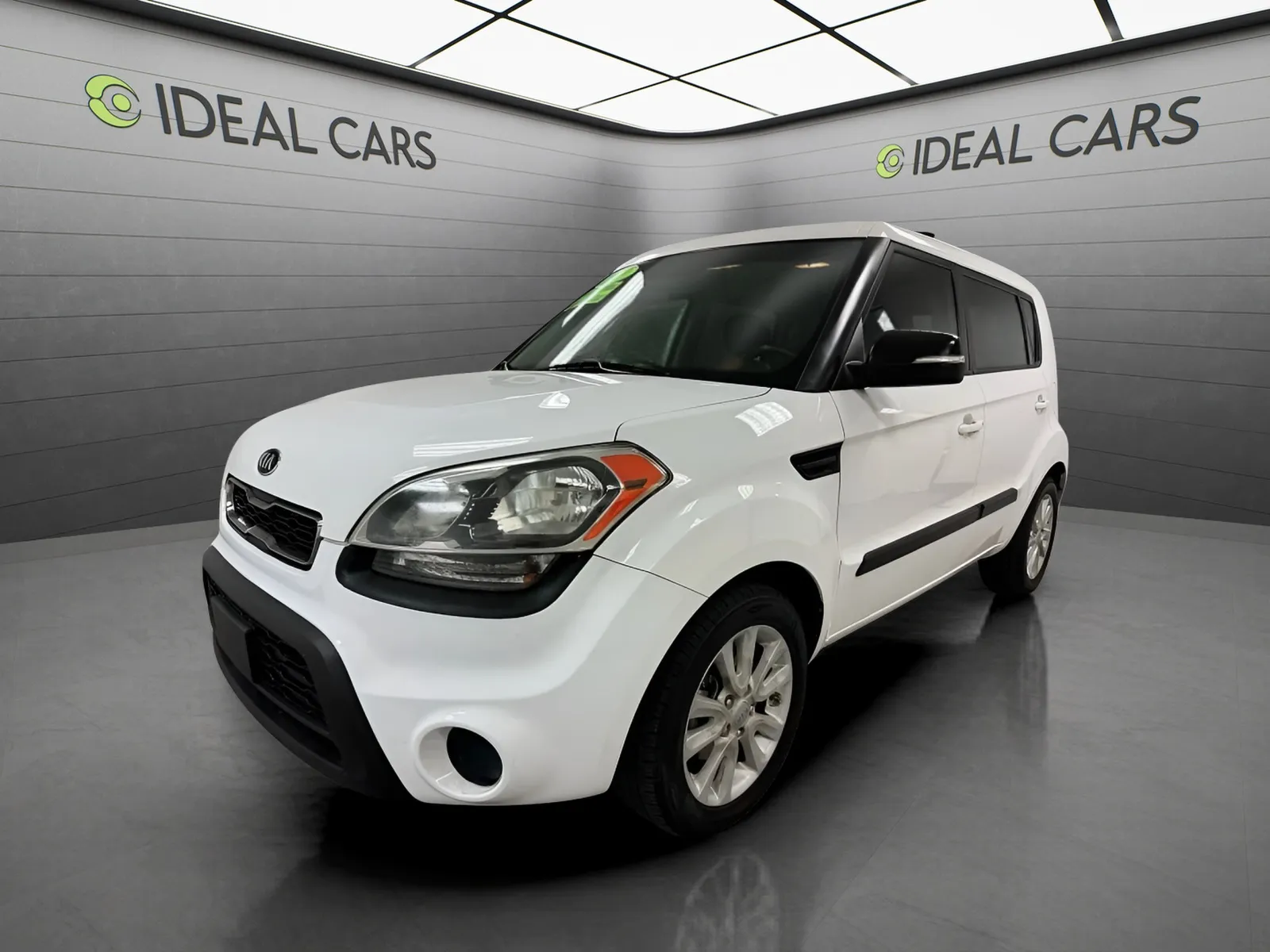 White 2013 Kia Soul 4d Hatchback + Auto for sale in Mesa, AZ