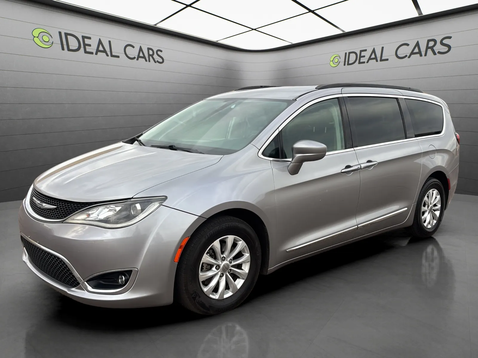 2017 Chrysler Pacifica Touring-L's photo