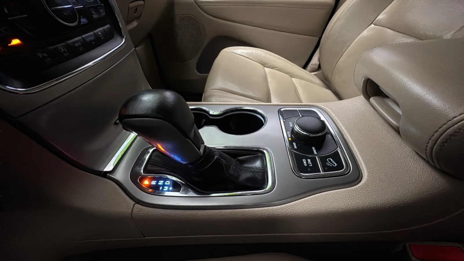 Jeep Grand Cherokee photo 11