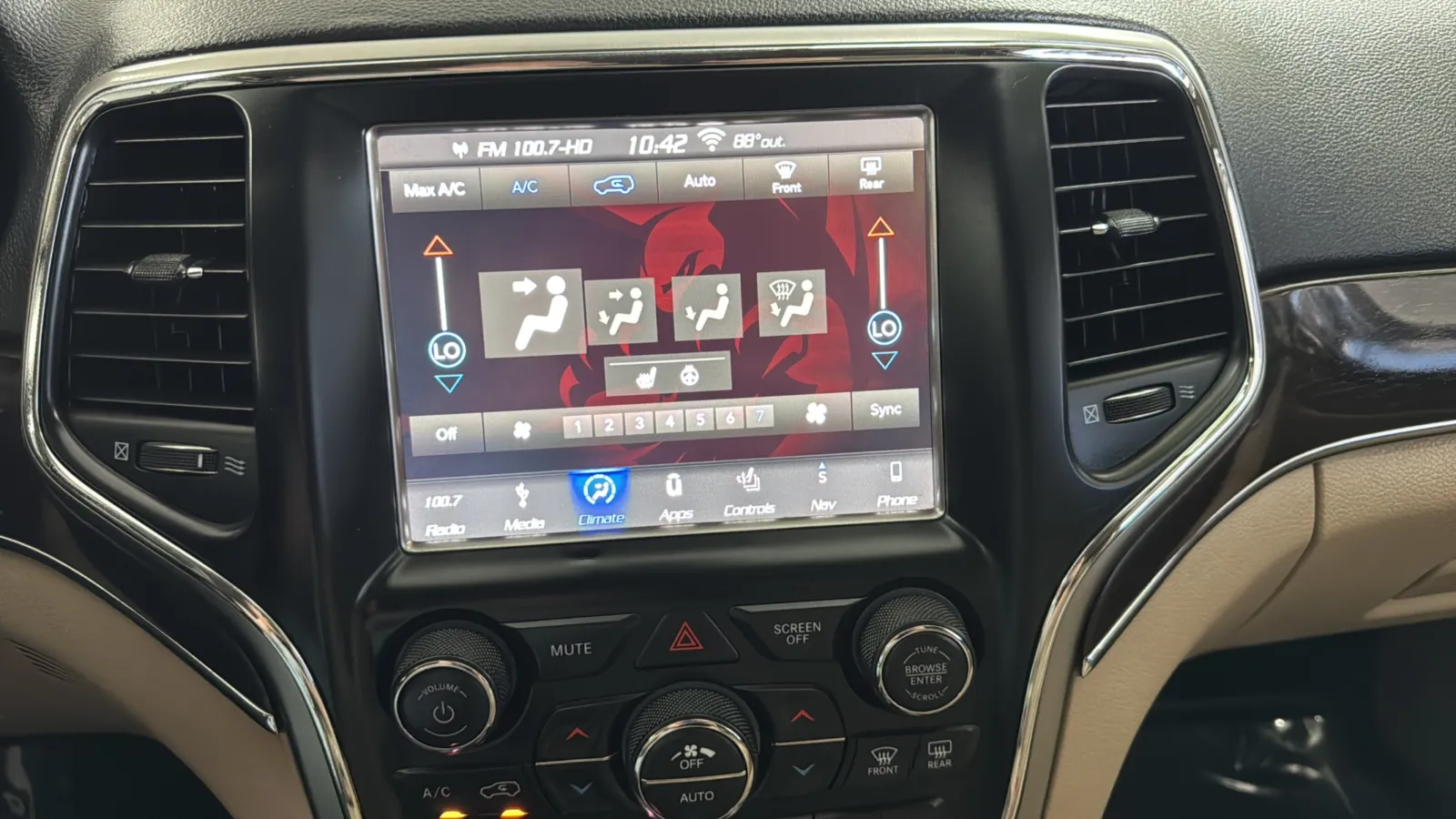 Jeep Grand Cherokee photo 12