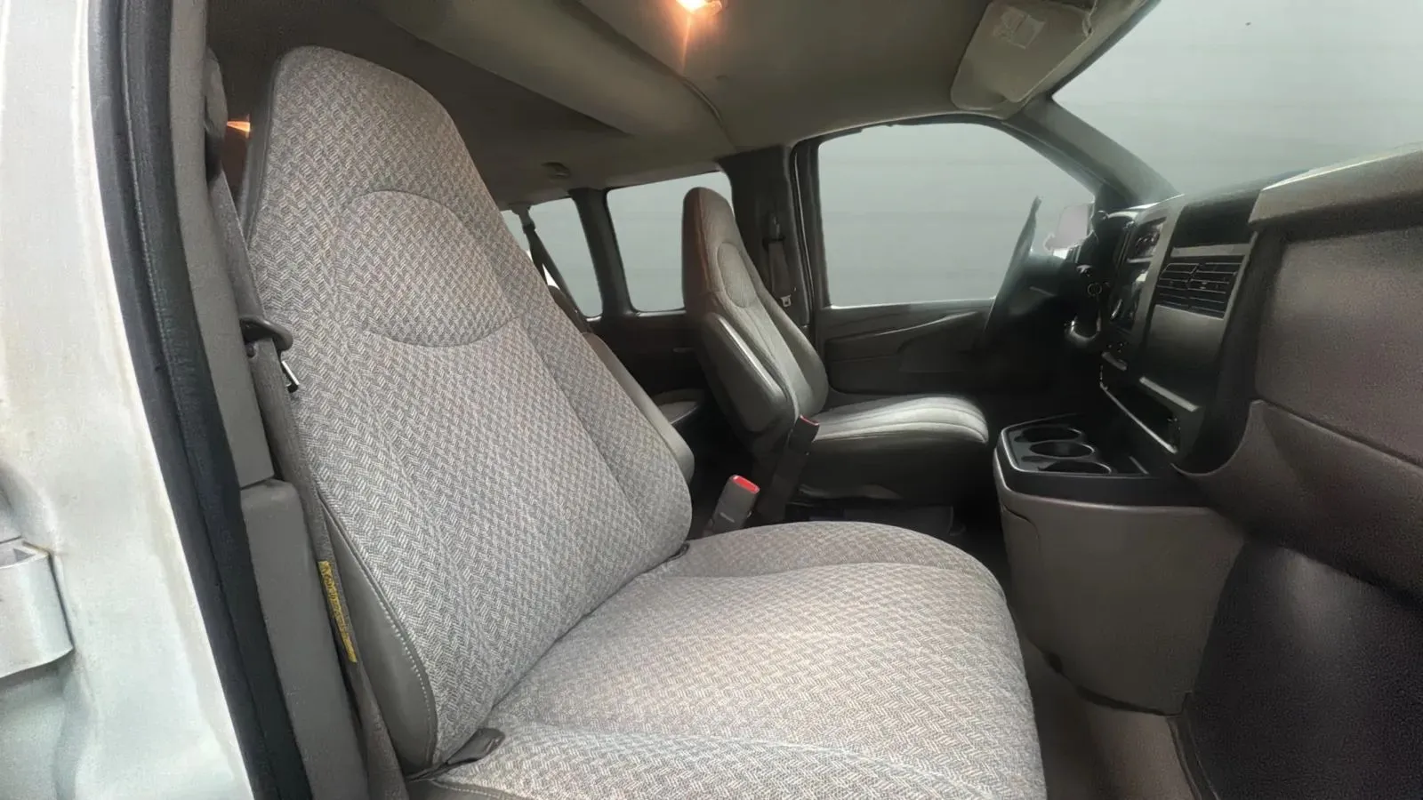 Chevrolet Express photo 21