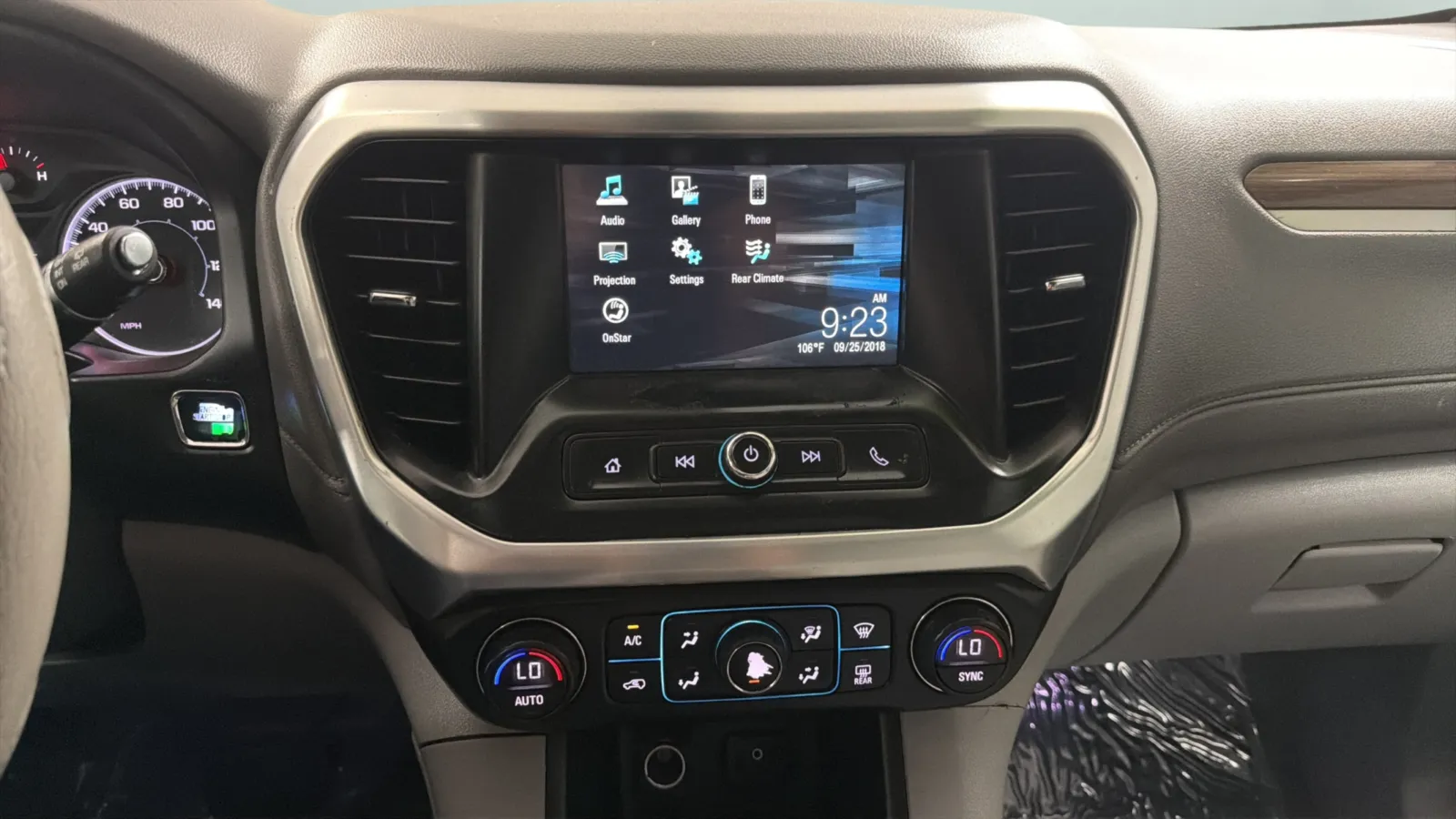 GMC Acadia photo 14