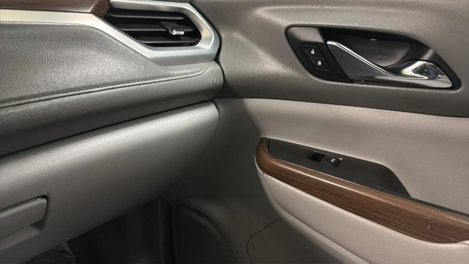GMC Acadia photo 16
