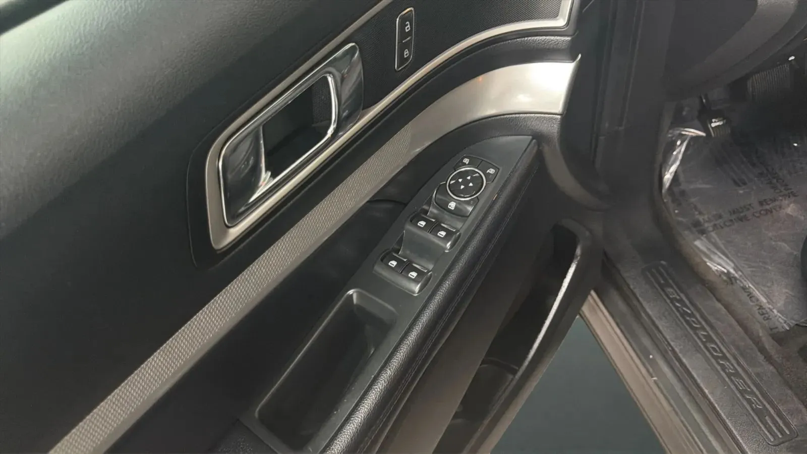 Ford Explorer photo 18
