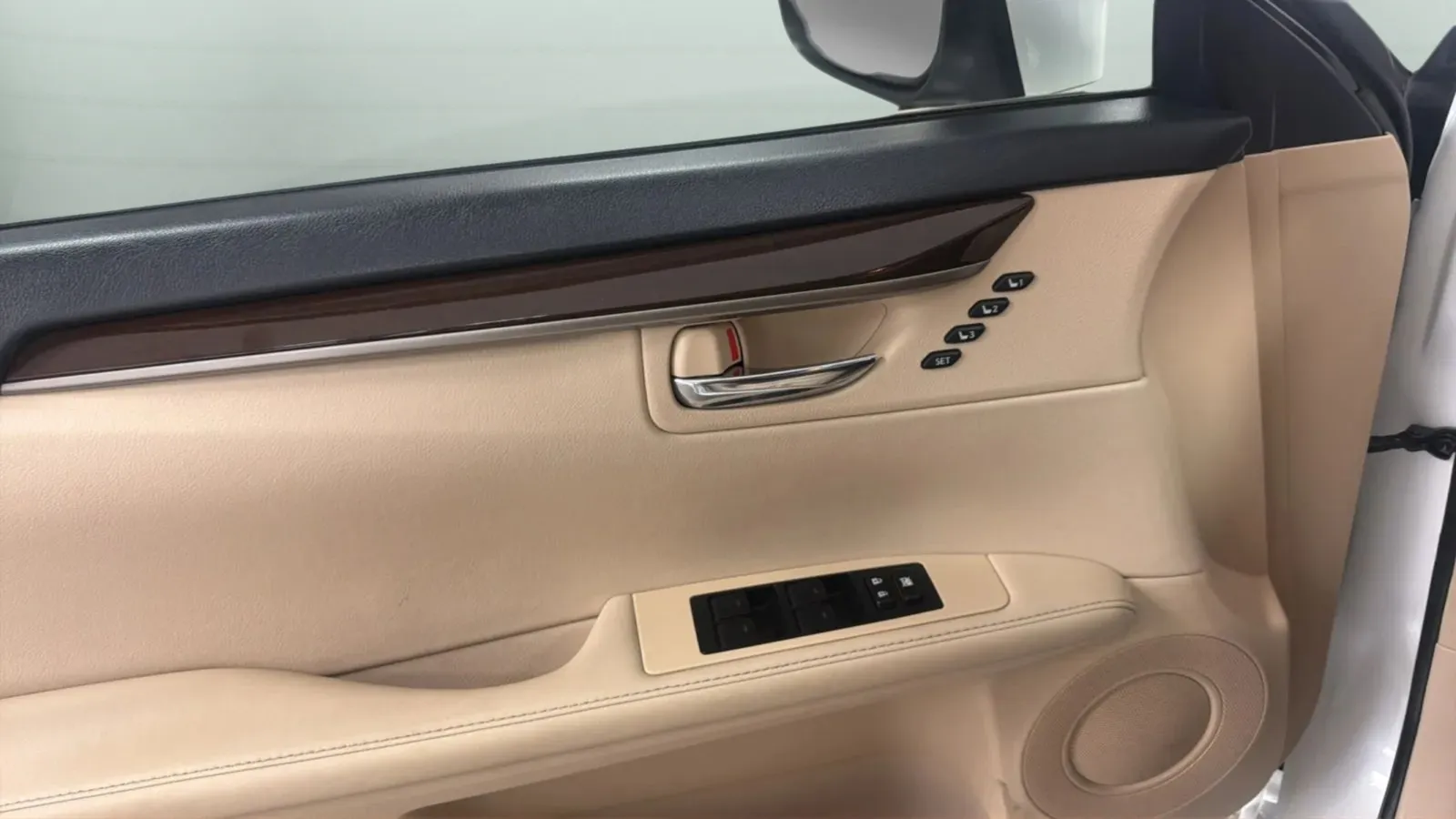 Lexus ES photo 19
