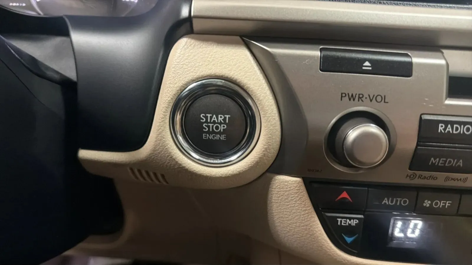 Lexus ES photo 17