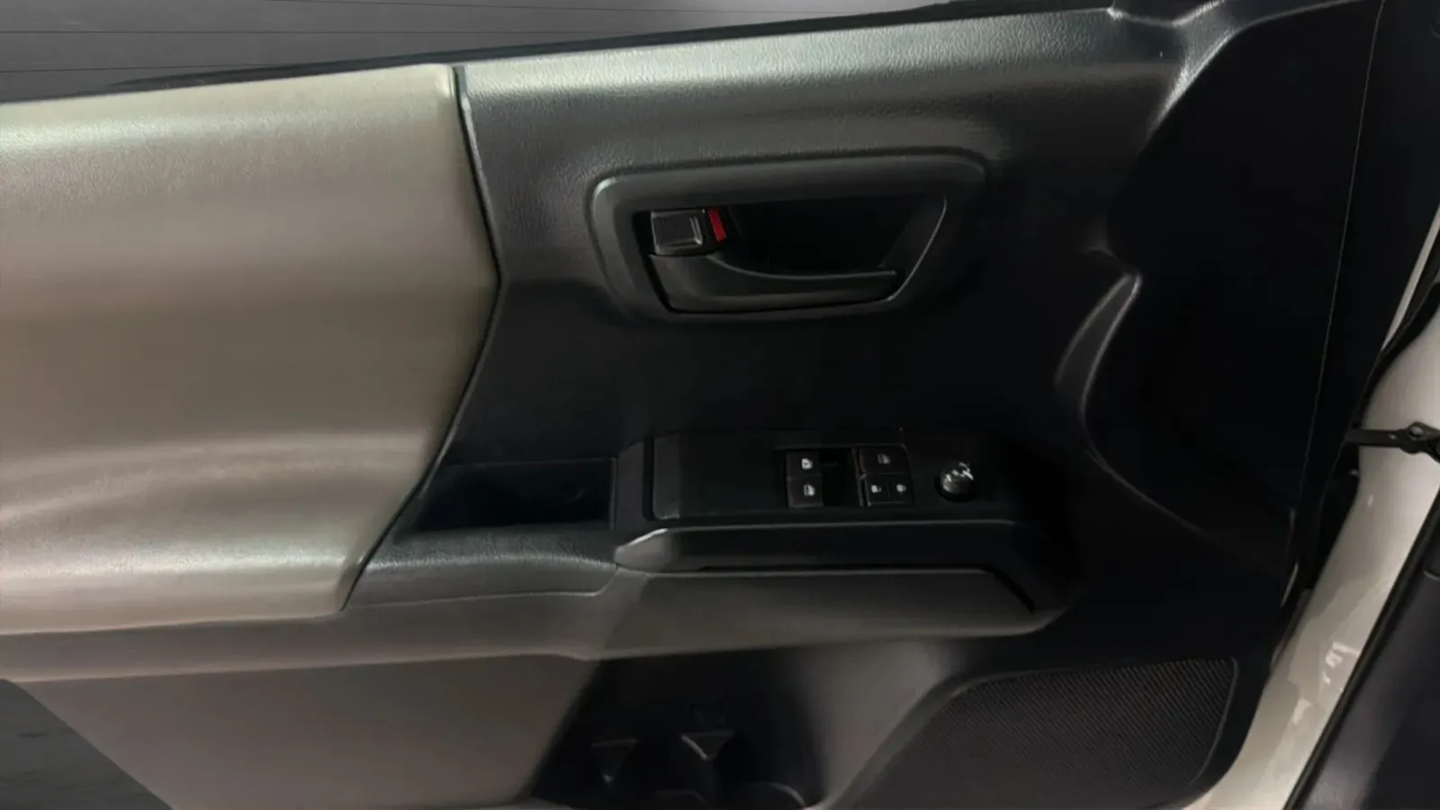 Toyota Tacoma photo 16