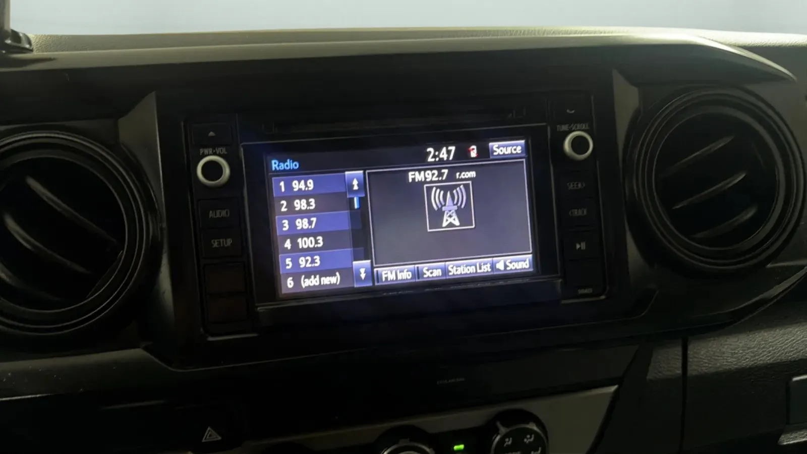 Toyota Tacoma photo 13