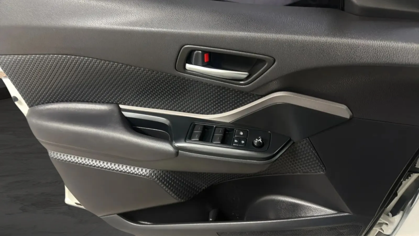 Toyota C-HR photo 16