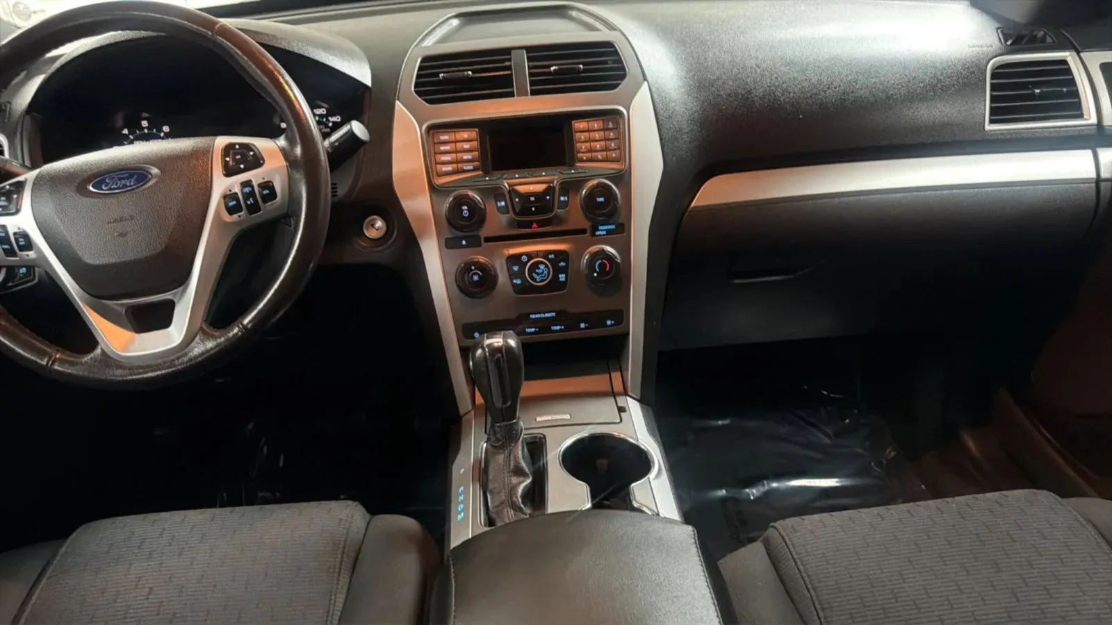 Ford Explorer photo 14