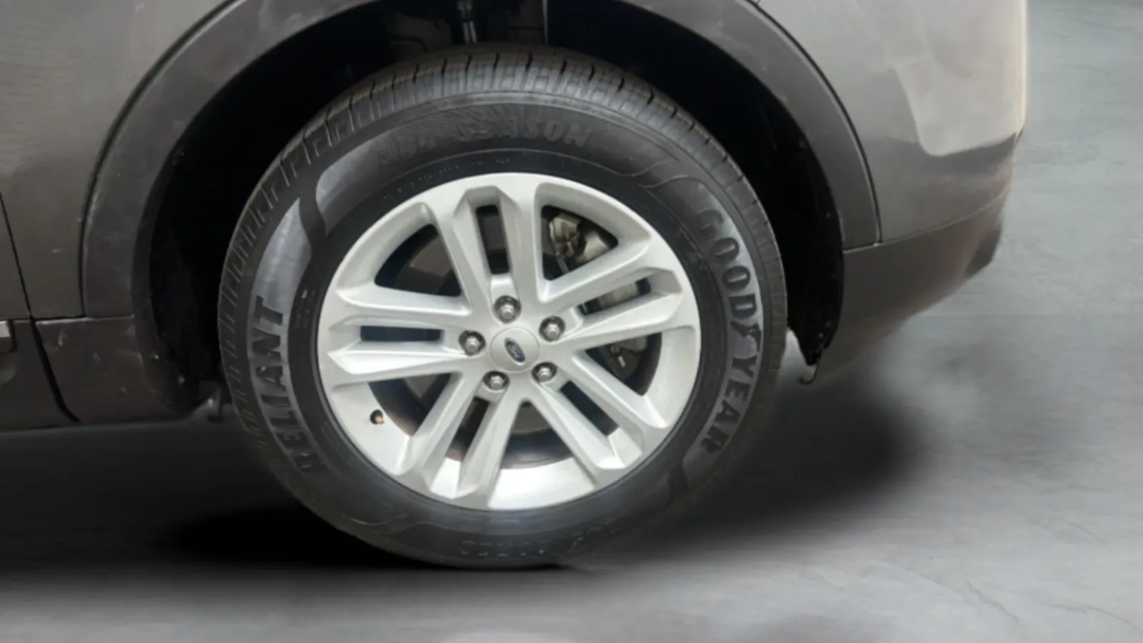 Ford Explorer photo 23