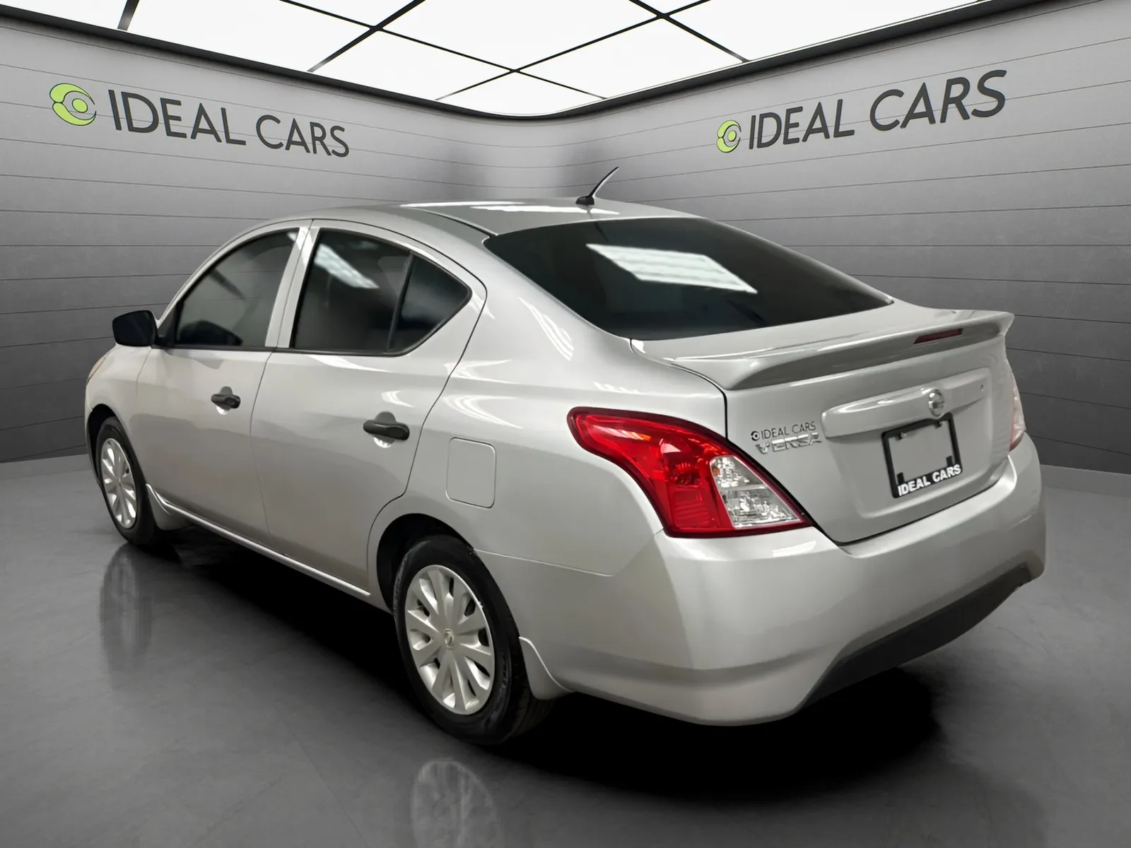 Nissan Versa photo 7