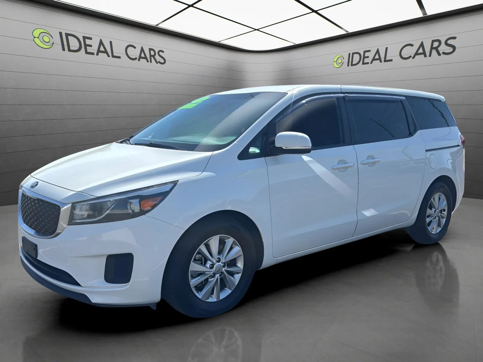 2017 Kia Sedona LX's photo
