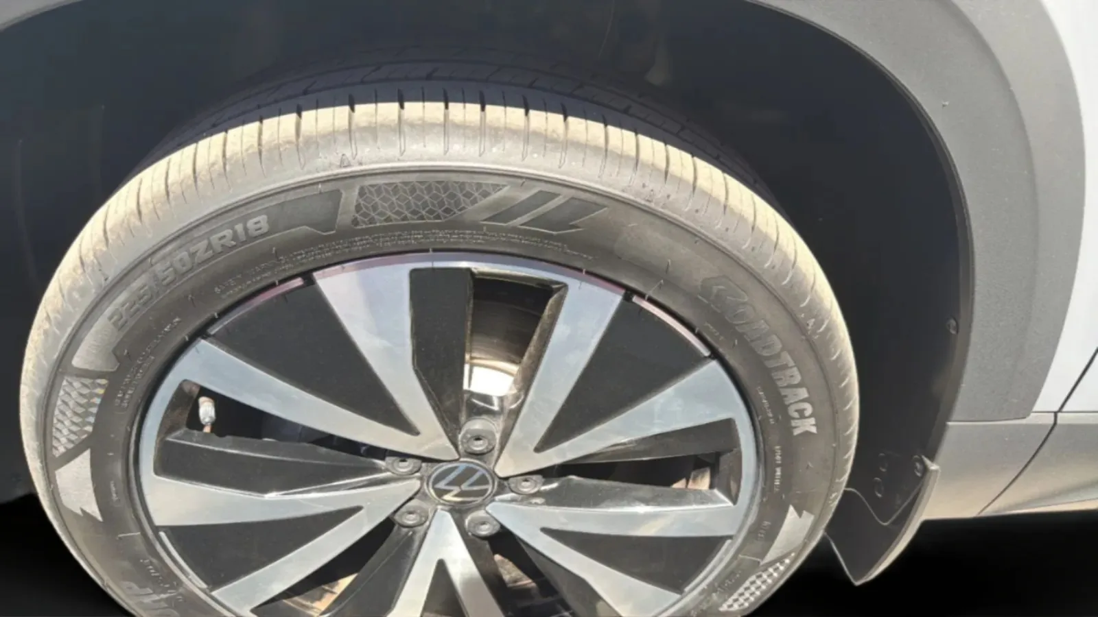 Volkswagen Taos photo 35