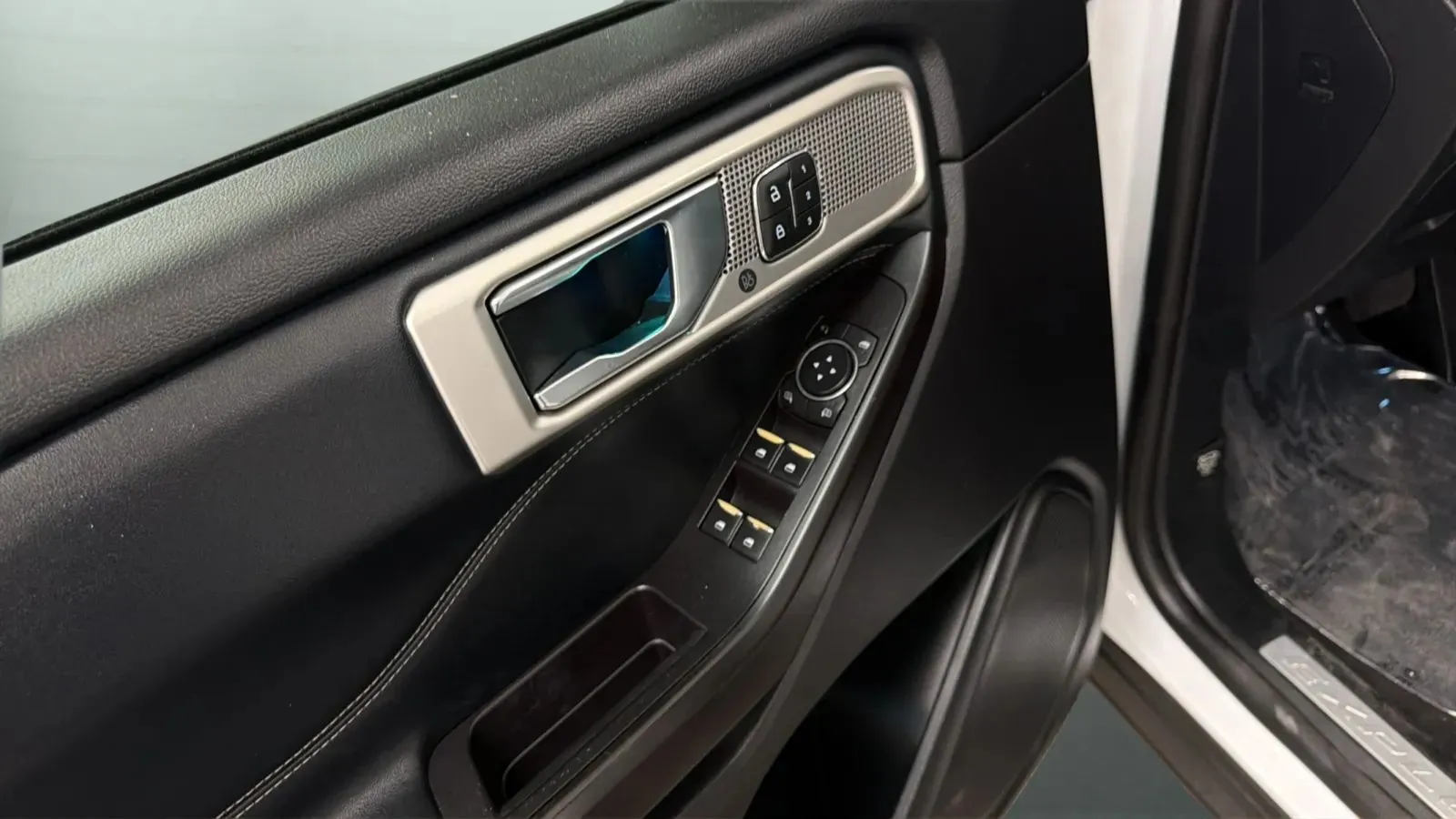 Ford Explorer photo 18